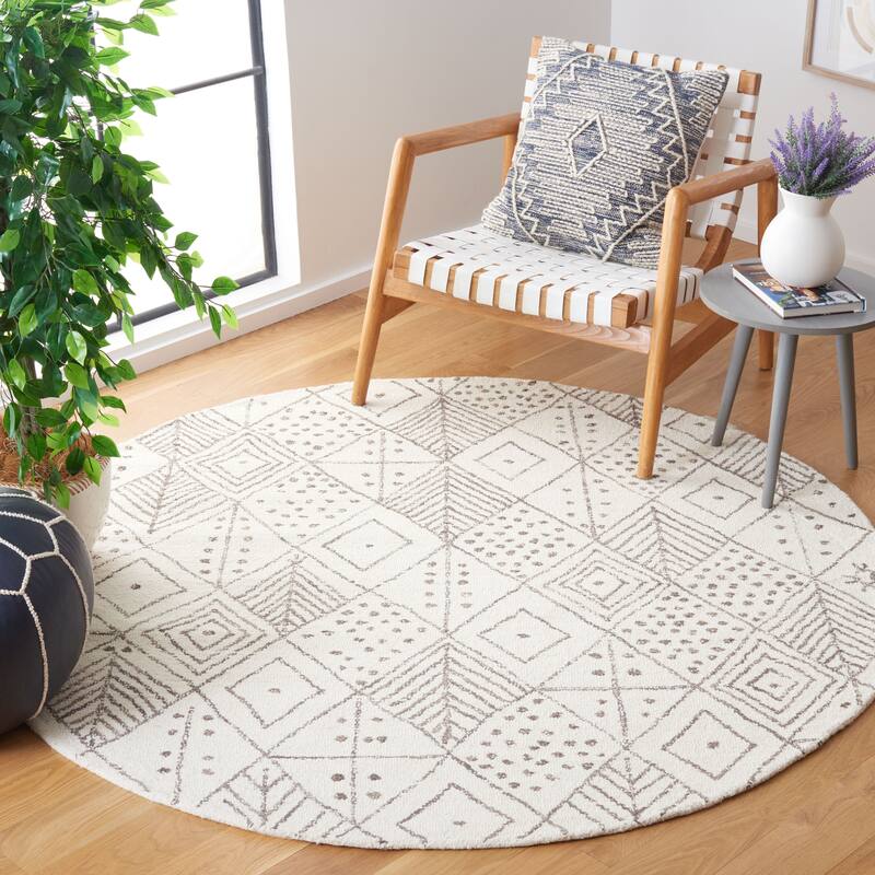 SAFAVIEH Handmade Casablanca Shag Crisitina Boho Wool Rug - 6' Round - Ivory/Brown