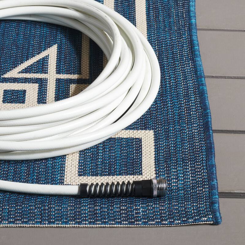 SAFAVIEH Courtyard Gjurga Indoor/ Outdoor Rug