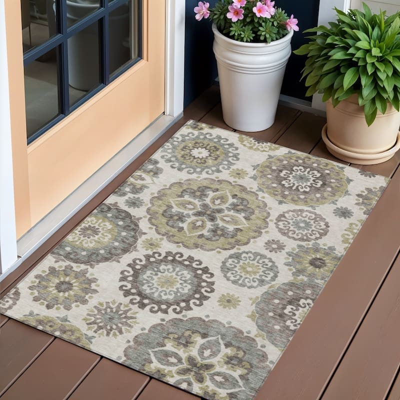 HomeRoots Floral Medallion Transitional Rectangle Outdoor Rug - 3' x 5'