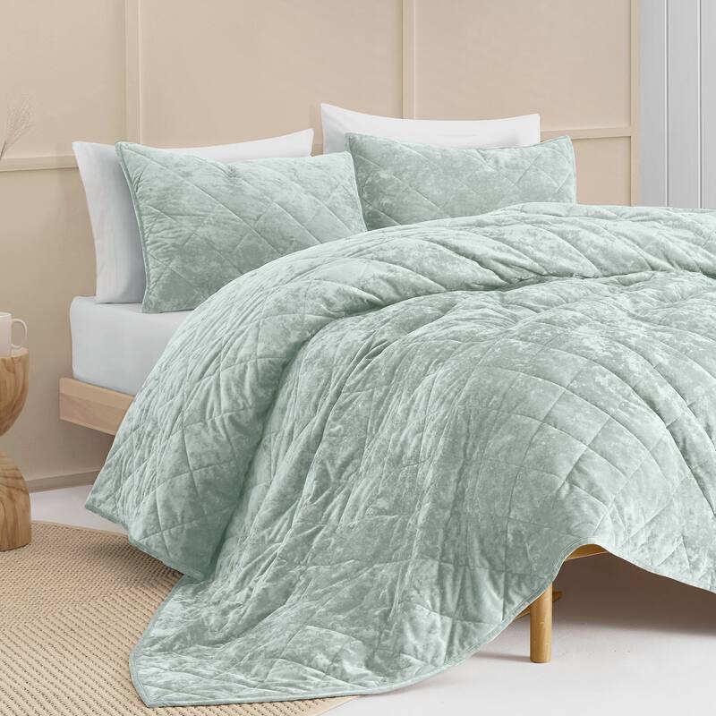 Wonderful Diamond Velvet 3 Piece Quilt Set