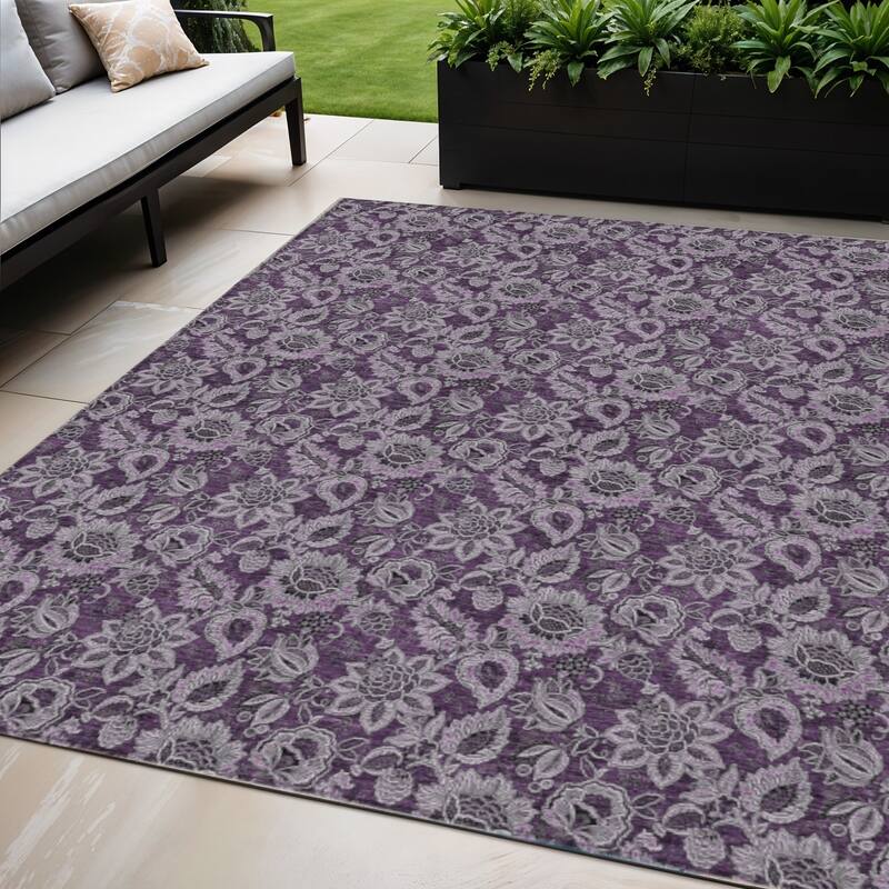 HomeRoots Floral Transitional Rectangle Outdoor Rug - 5' X 8'