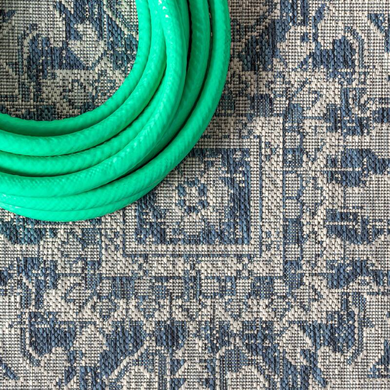 JONATHAN Y Charleston Medallion Indoor/Outdoor Area Rug - 3' Square - Navy/Gray
