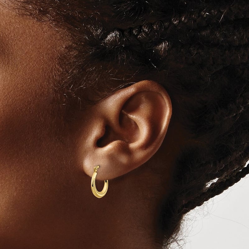 Curata 10k Yellow Gold 15mm Scalloped Textured Hoop Earrings