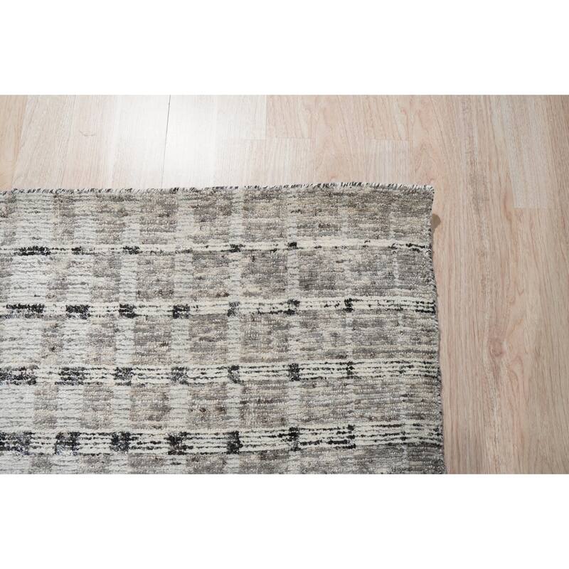 Hand-Knotted Bamboo Silk High Low Rug, 7'9 x 9'9, White Area Rug, Stylish Soft Texture for Modern Interiors - L