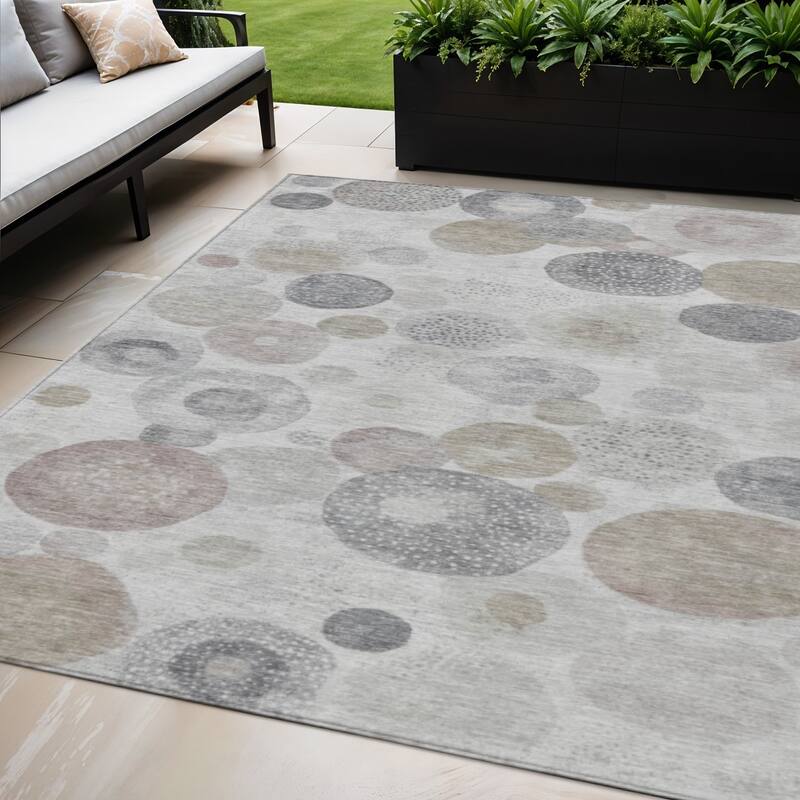 HomeRoots Geometric Transitional Rectangle Outdoor Rug - 5' X 8'