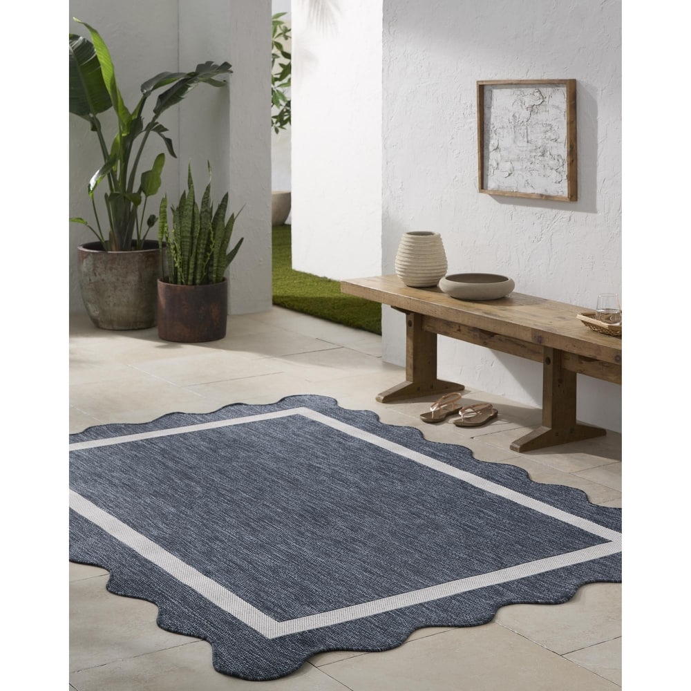 Livabliss Miami Beach Traditional Indoor / Outdoor Area Rug