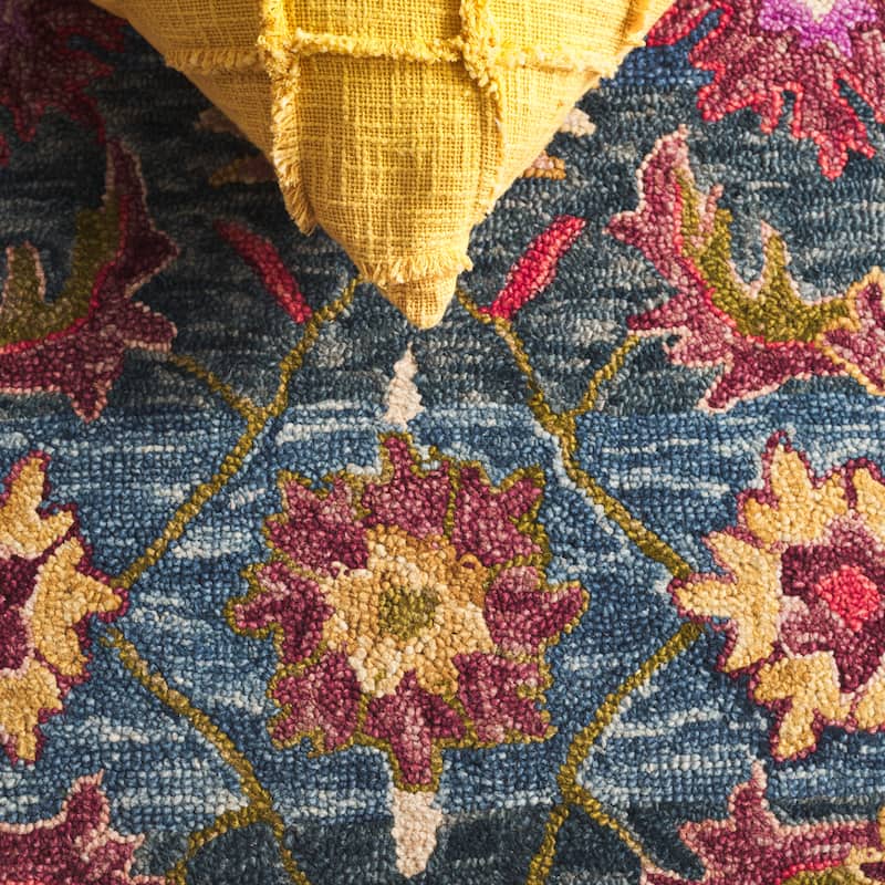 SAFAVIEH Handmade Aspen Miloranka Boho Floral Wool Rug