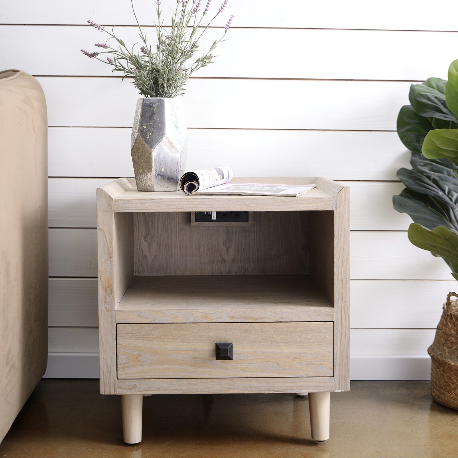 Set of outlet 2 wood nightstands