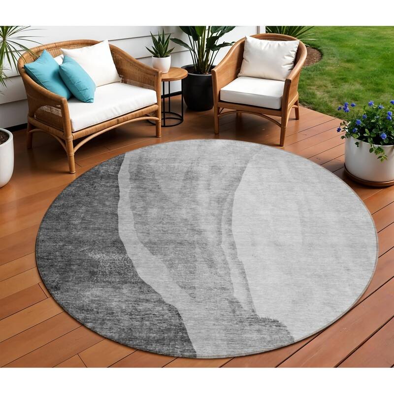 HomeRoots Abstract Transitional Rectangle Outdoor Rug - 8' Round