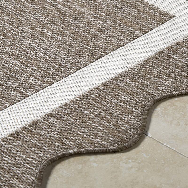 Livabliss Miami Beach Traditional Indoor / Outdoor Area Rug