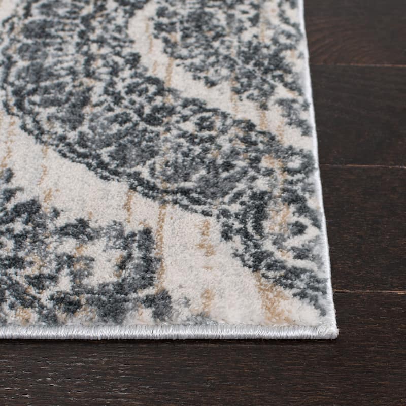 SAFAVIEH Isabella Lorrie Traditional Medallion Rug
