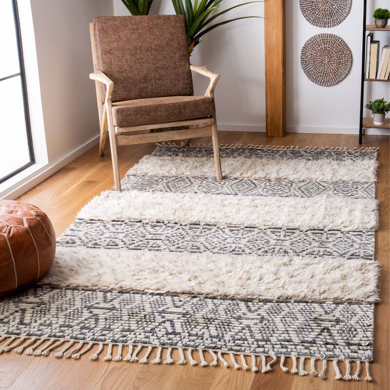 SAFAVIEH Hand-Knotted Manhattan Zulfiya Wool Tassel Rug - 4' x 6' - Ivory/Grey