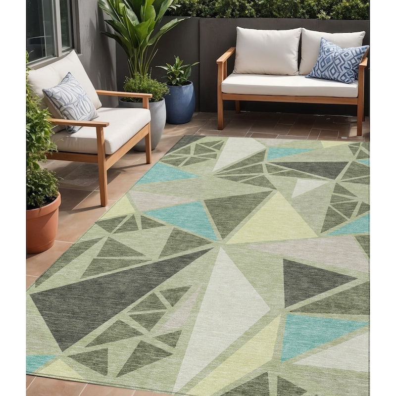 HomeRoots Geometric Transitional Rectangle Outdoor Rug - 5' X 8'