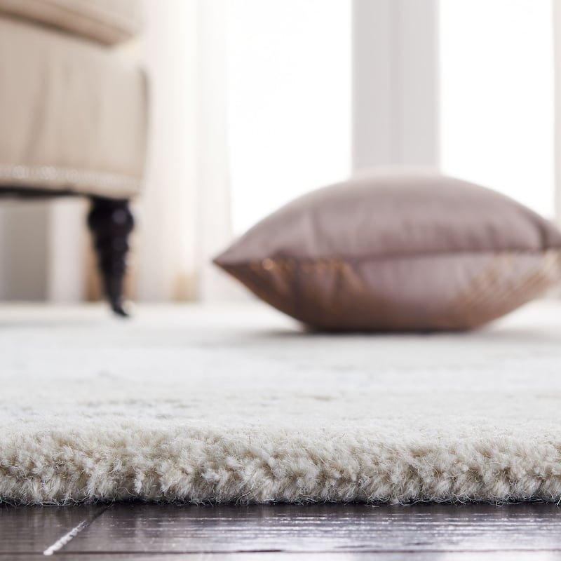 SAFAVIEH Handmade Micro-Loop Gerhild Medallion Wool Rug
