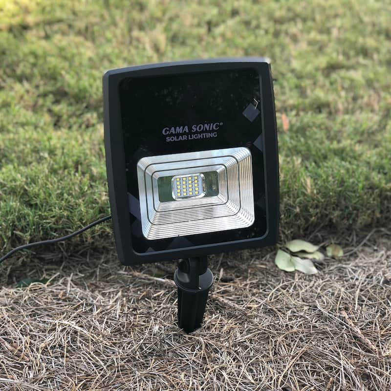 Black Aluminum Solar LED Flood Light for Landscape w/ Detachable Panel