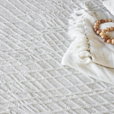 EXQUISITE RUGS Crescendo Hand-loomed Bamboo Silk Ivory Area Rug.