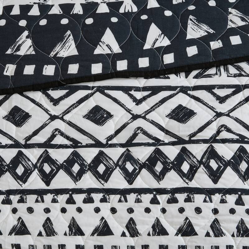 Intelligent Design Cora 7 Piece Reversible Cotton Quilt Set with Euro Shams and Thrwo Pillows