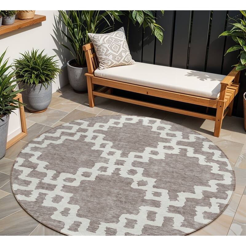 HomeRoots Geometric Transitional Rectangle Outdoor Rug - 8' Round