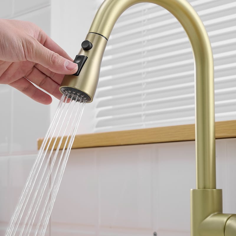 Single-Handle Pull Down Sprayer Kitchen Faucet in Gold