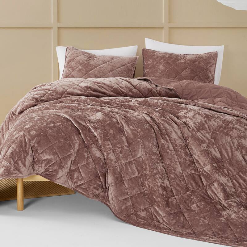 Wonderful Diamond Velvet 3 Piece Quilt Set