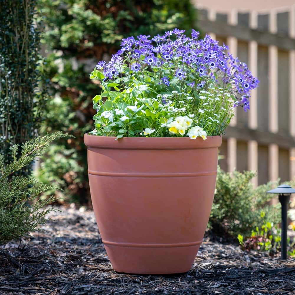 Southern Patio Wright Rubber 18-inch Planter