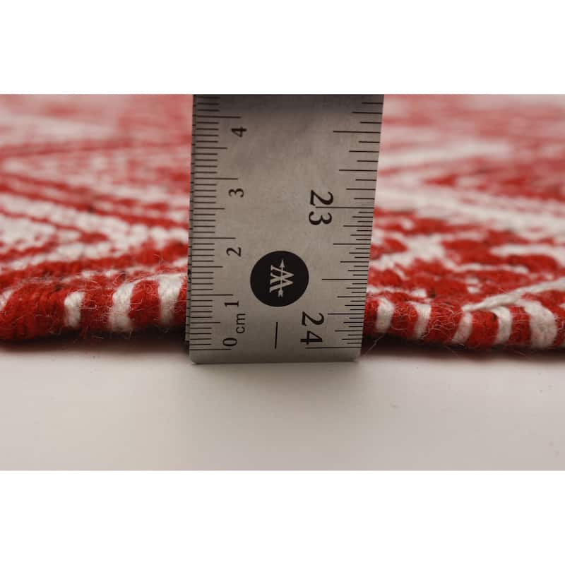 Sienna Red, White Rug 5'2" x 8'0" - 5'2 x 8'0