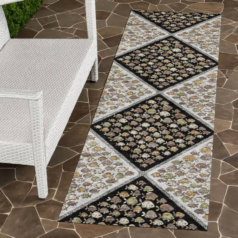 Machine Washable Indoor/ Outdoor Diamond Fish Chantille Rug - Black - 2'3" x 7'6"
