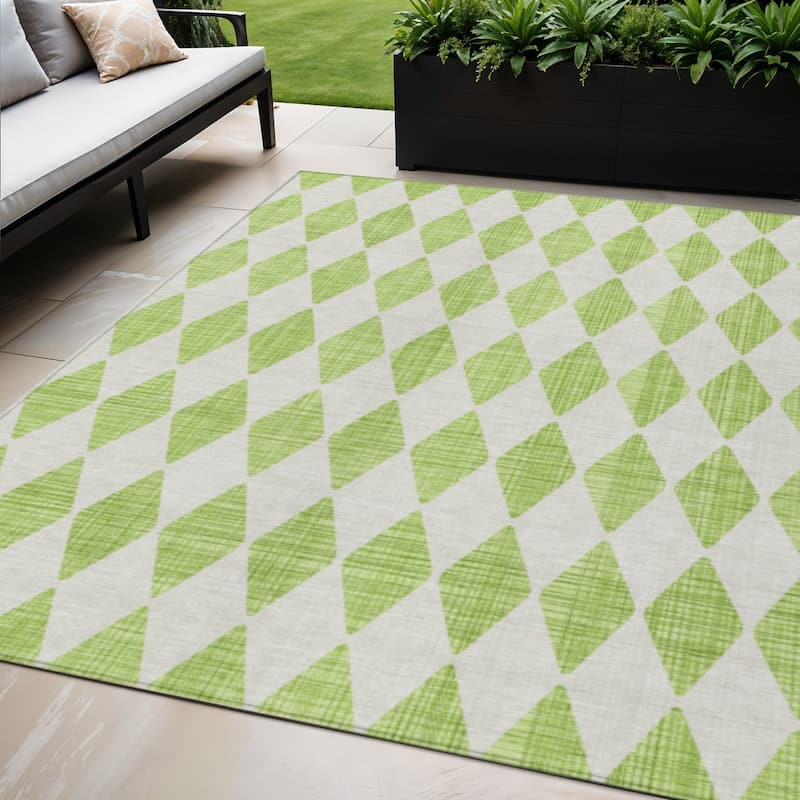 HomeRoots Geometric Transitional Rectangle Outdoor Rug - 5' X 8'