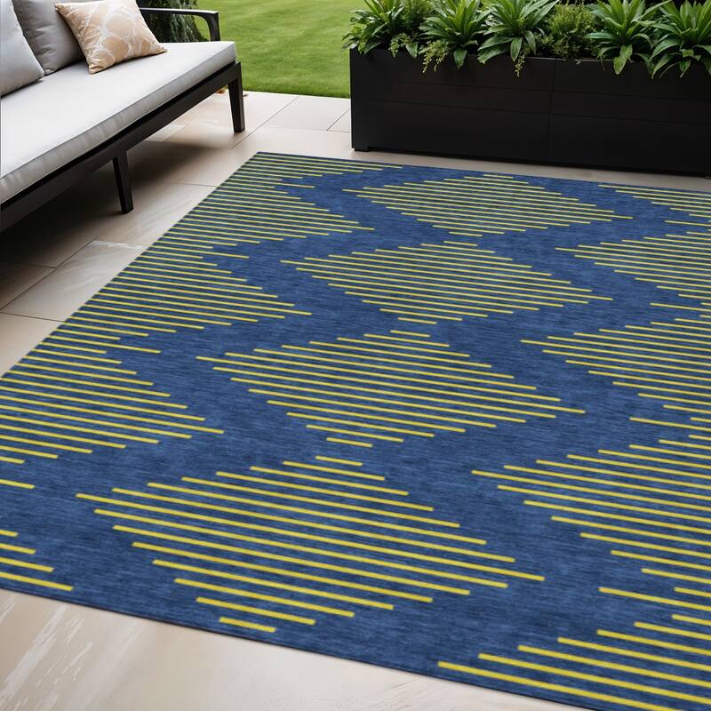 HomeRoots Geometric Transitional Rectangle Outdoor Rug - 5' X 8'