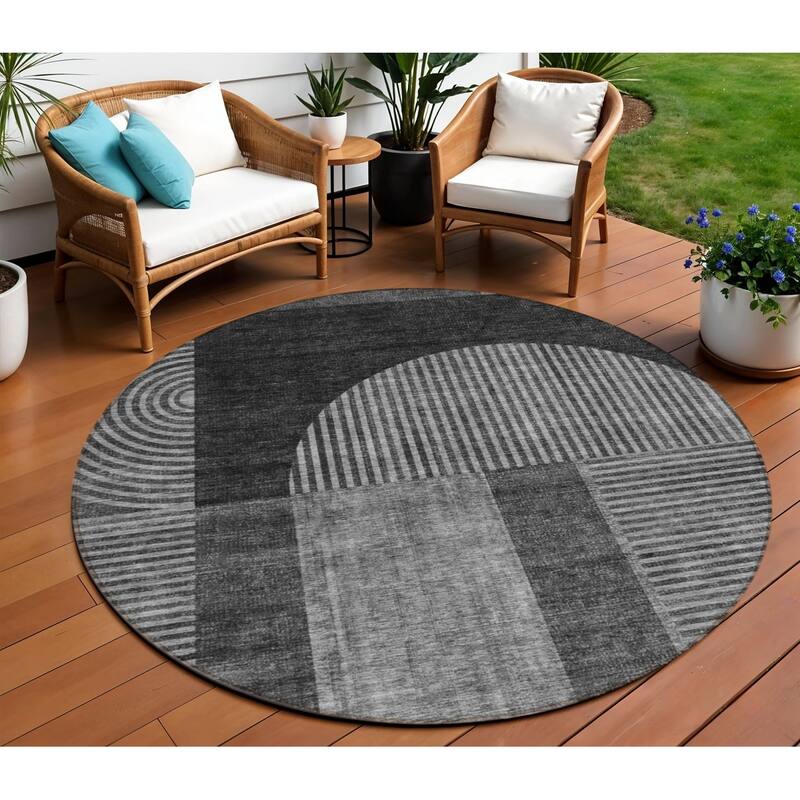 HomeRoots Geometric Transitional Rectangle Outdoor Rug - 8' Round