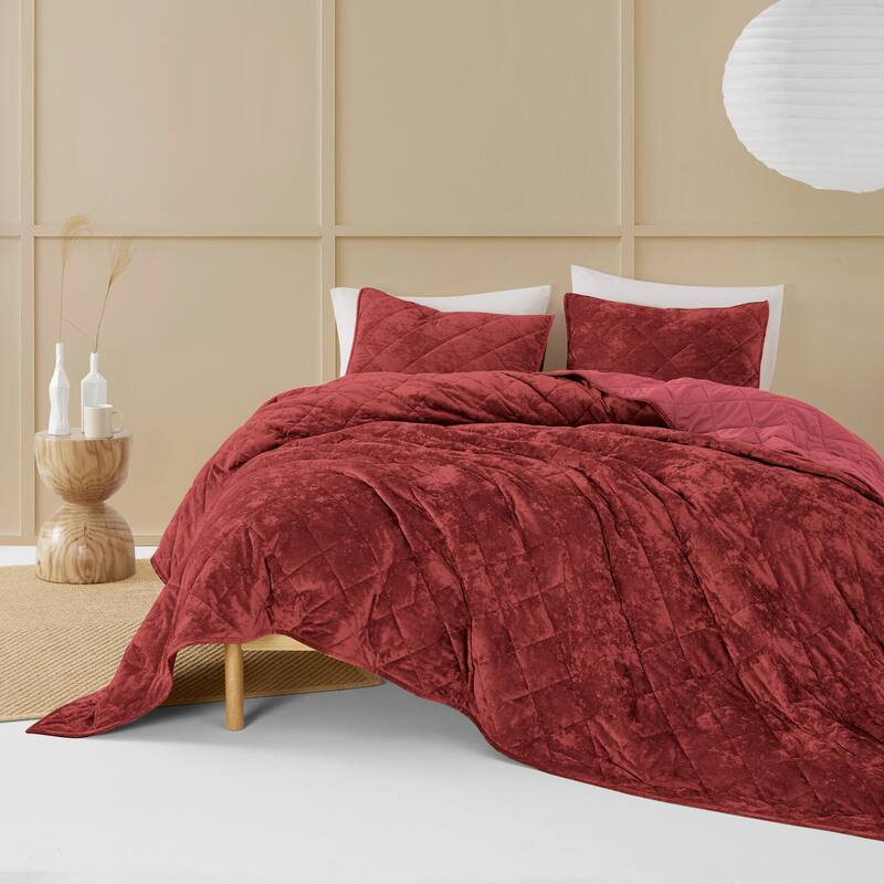 Wonderful Diamond Velvet 3 Piece Quilt Set