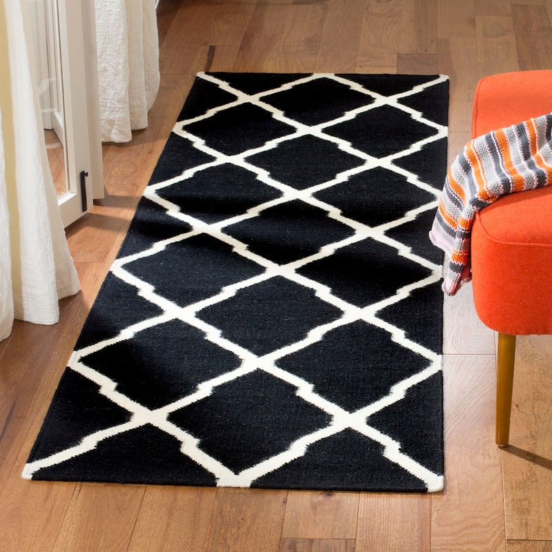 SAFAVIEH Handmade Flatweave Dhurries Chiang Modern Moroccan Wool Rug - 2'6" x 8' Runner - Black/Ivory