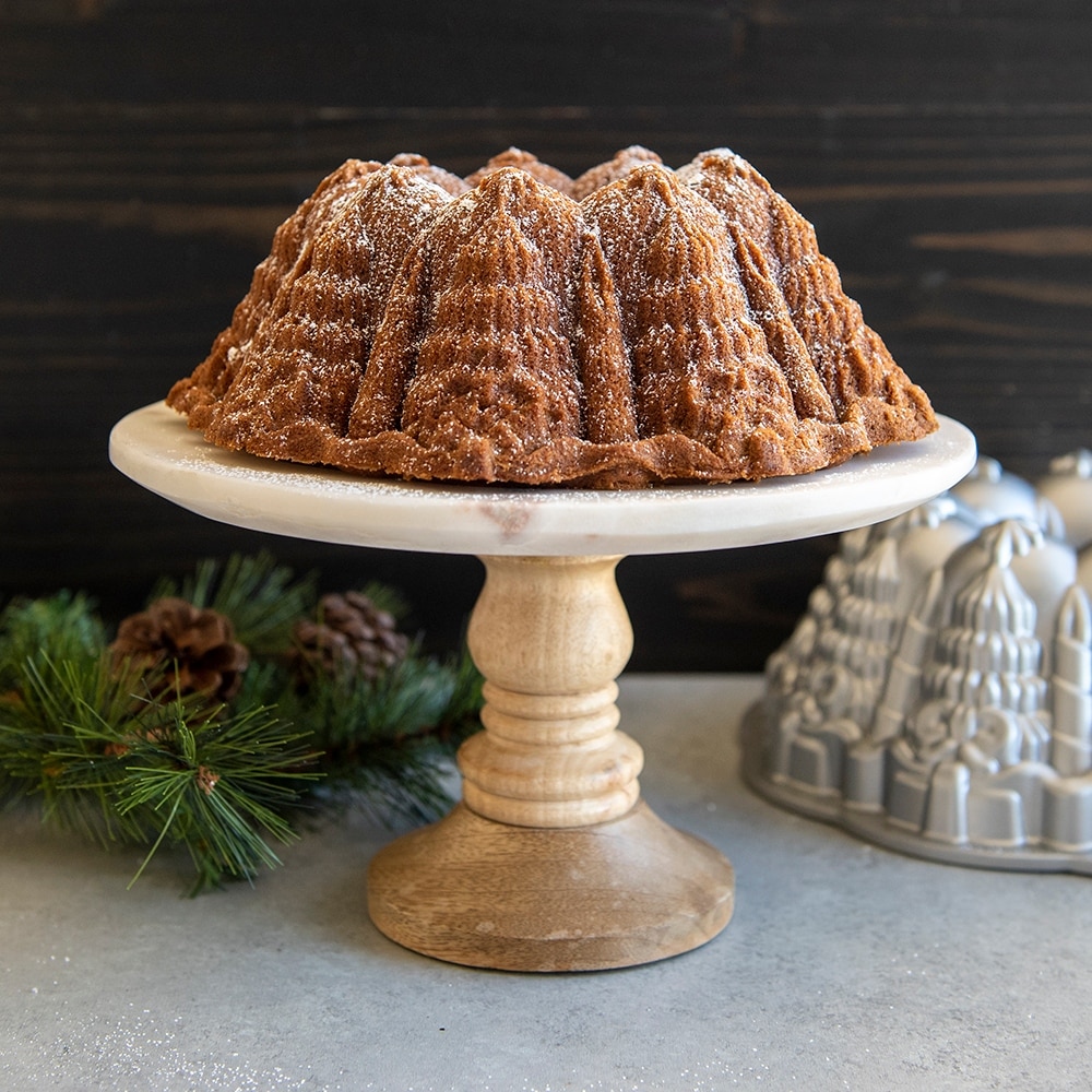 https://ak1.ostkcdn.com/images/products/is/images/direct/0e8343c253b8bfc507bfc481fd7896d40508eddc/Nordic-Ware-Very-Merry-Bundt%C2%AE-Pan---Silver.jpg