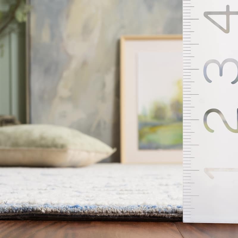 SAFAVIEH Handmade Blossom Porzia Floral Wool Rug