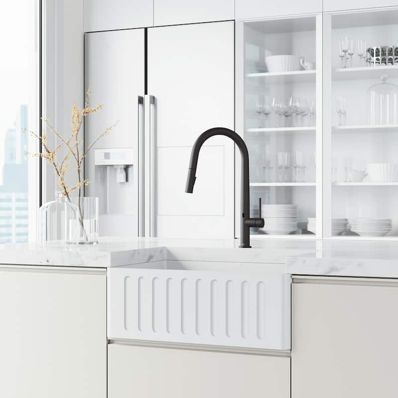 VIGO Greenwich 18" H Single Handle Pull-Down Sprayer Kitchen Faucet with Touchless Sensor