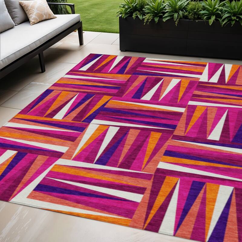 HomeRoots Geometric Transitional Rectangle Outdoor Rug - 5' X 8'