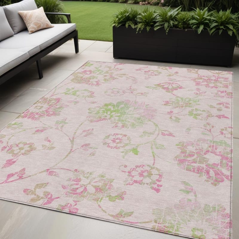 HomeRoots Floral Transitional Rectangle Outdoor Rug - 5' X 8'