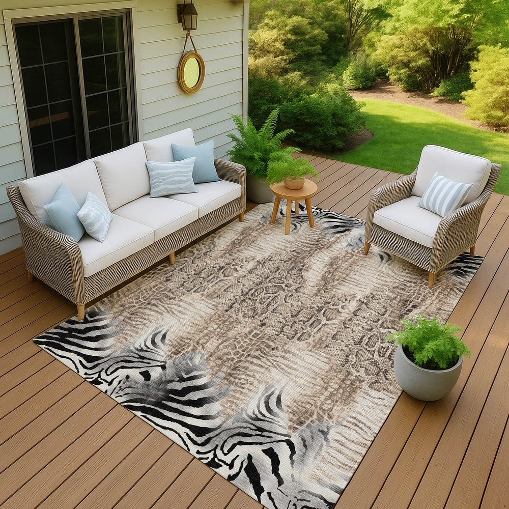Machine Washable Indoor/ Outdoor Modern Animal Print Chantille Rug