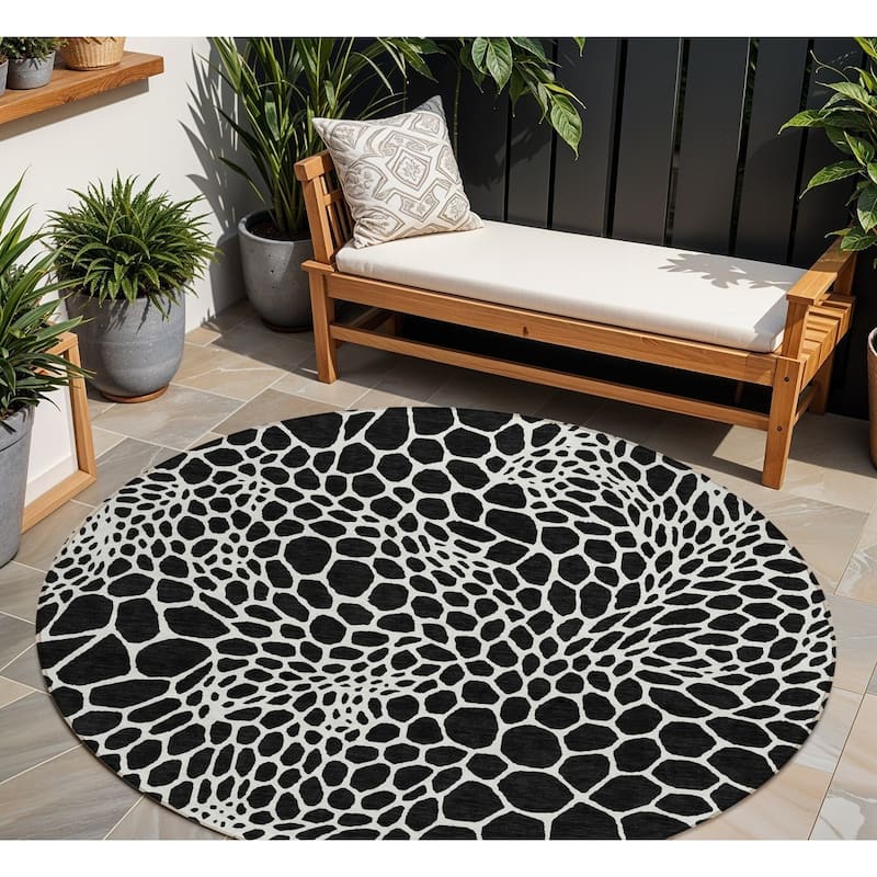 HomeRoots Geometric Transitional Rectangle Outdoor Rug - 8' Round
