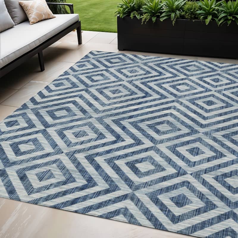HomeRoots Geometric Transitional Rectangle Outdoor Rug - 5' X 8'