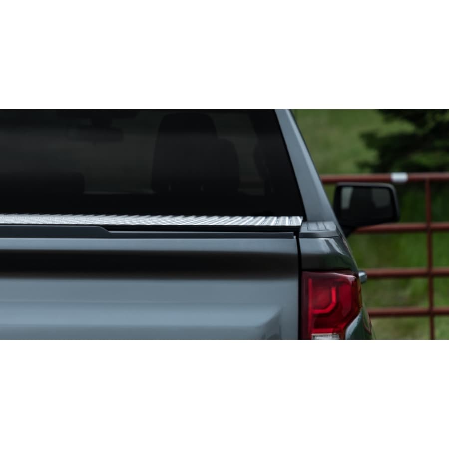 Lomax Professional Series Tri-Fold Tonneau Cover, Fits 2015-2020 Chevy/GMC Colorado/Canyon 6′ Box (2020 – Chevrolet)