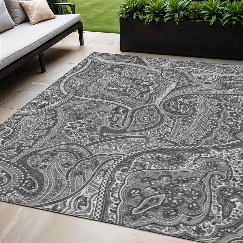 HomeRoots Paisley Traditional Rectangle Outdoor Rug - 5' X 8'