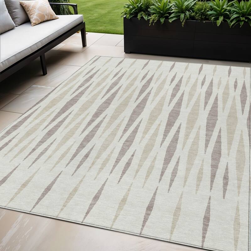HomeRoots Geometric Transitional Rectangle Outdoor Rug - 5' X 8'