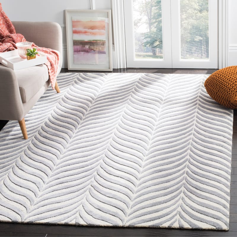 SAFAVIEH Handmade Bella Crescencia Modern Floral Wool Rug - 6' x 9' - Ivory/Grey