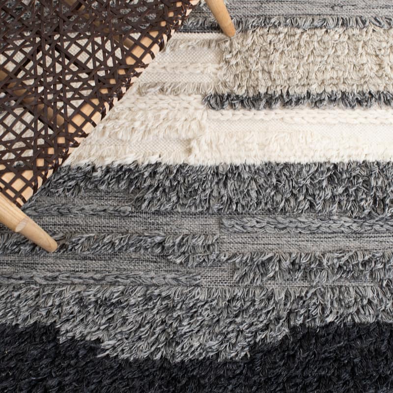 SAFAVIEH Handmade Kenya Eefje Wool Tassel Rug
