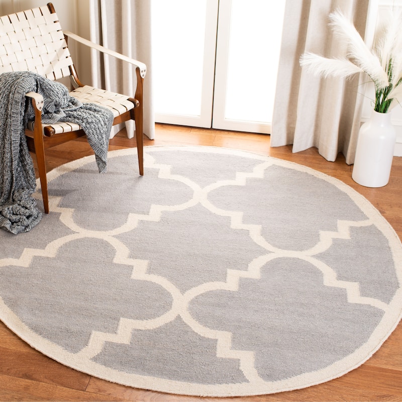 SAFAVIEH Handmade Flatweave Dhurries Jinan Modern Moroccan Wool Rug - 6' Round - Dark Grey/Ivory