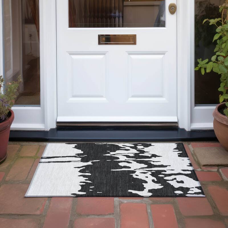 Machine Washable Indoor/ Outdoor Modern Abstract Chantille Rug - Black - 1'8" x 2'6"