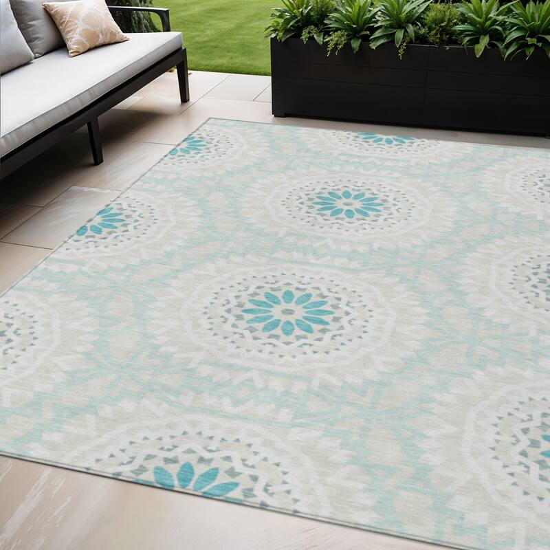 HomeRoots Floral Medallion Transitional Rectangle Outdoor Rug - 5' X 8'