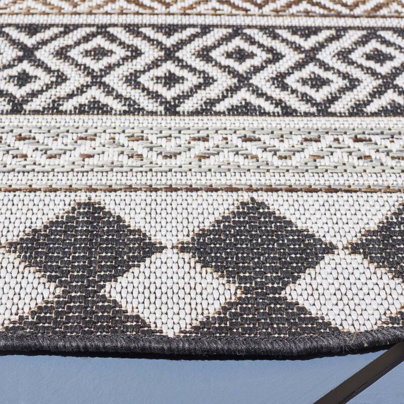 SAFAVIEH Havana Malhildur Geometric Indoor/ Outdoor Waterproof Rug