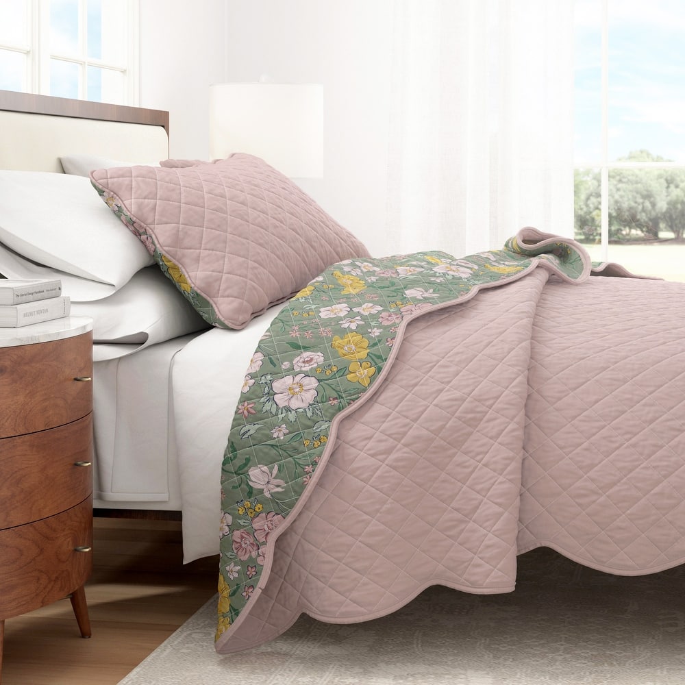 Linery & Co. Cotton Stitched Reversible Floral 3 Piece Scalloped Quilt and Sham Set